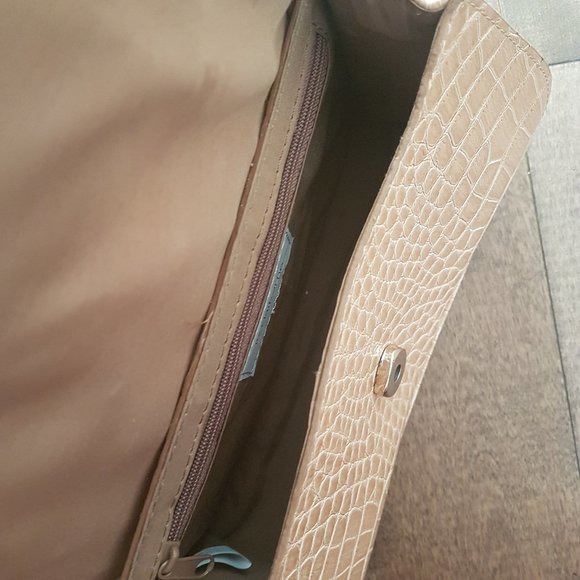 Liz Claiborne Women's Cream Handbag (NWT) - Picture 6 of 10